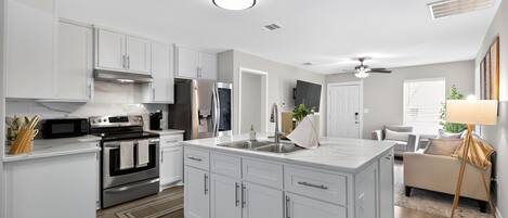 Mikrovågsugn, ugn, spishäll och diskmaskin