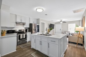 Microwave, oven, stovetop, dishwasher - 
Stylish 4BR/2BA Home in the Heart of Houston; Sleeps 9, Modern Comfort & Charm (Houston)