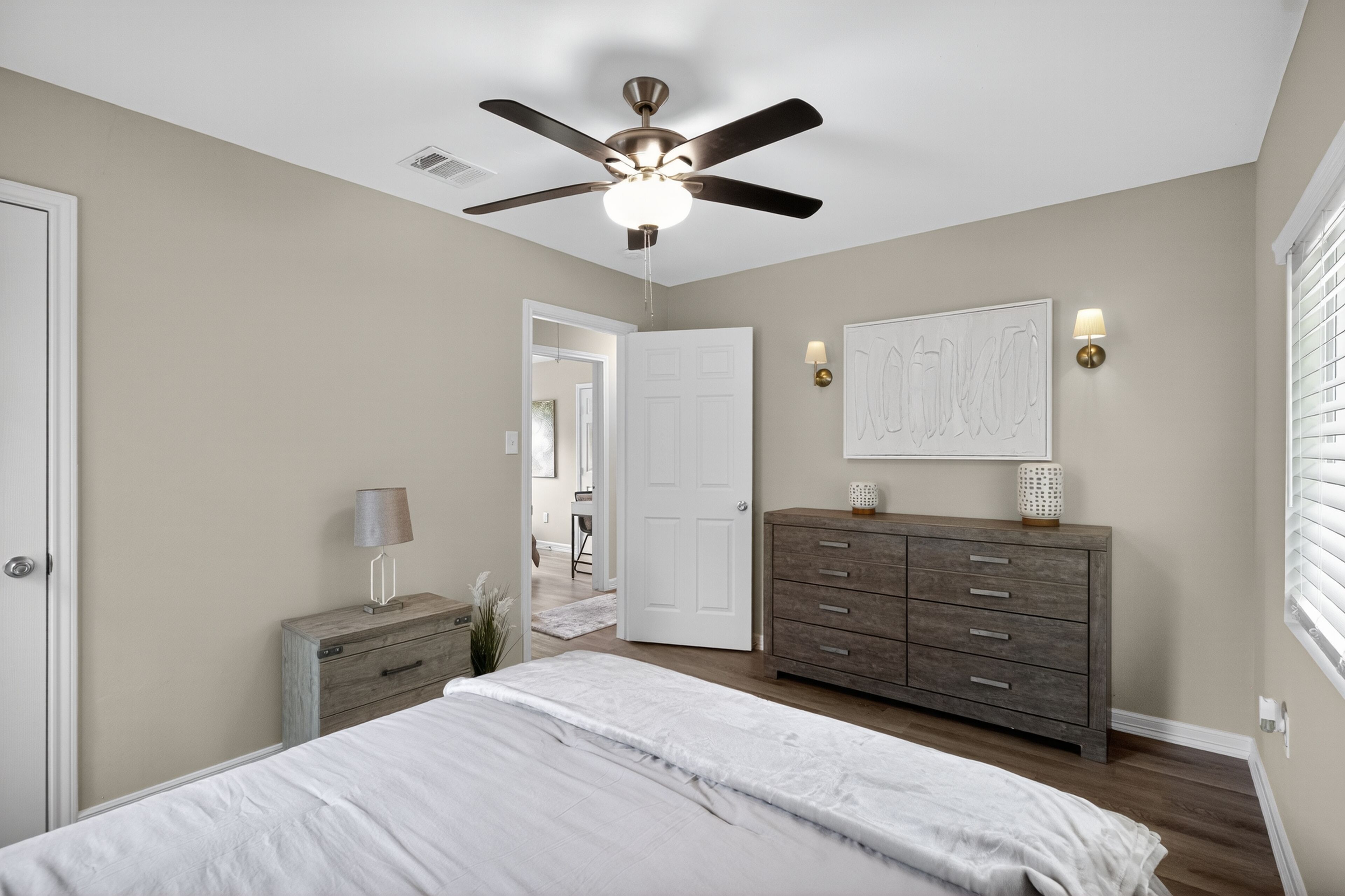 4 bedrooms, desk, iron/ironing board, free WiFi