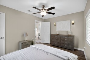 4 bedrooms, desk, iron/ironing board, free WiFi - 
Stylish 4BR/2BA Home in the Heart of Houston; Sleeps 9, Modern Comfort & Charm (Houston)