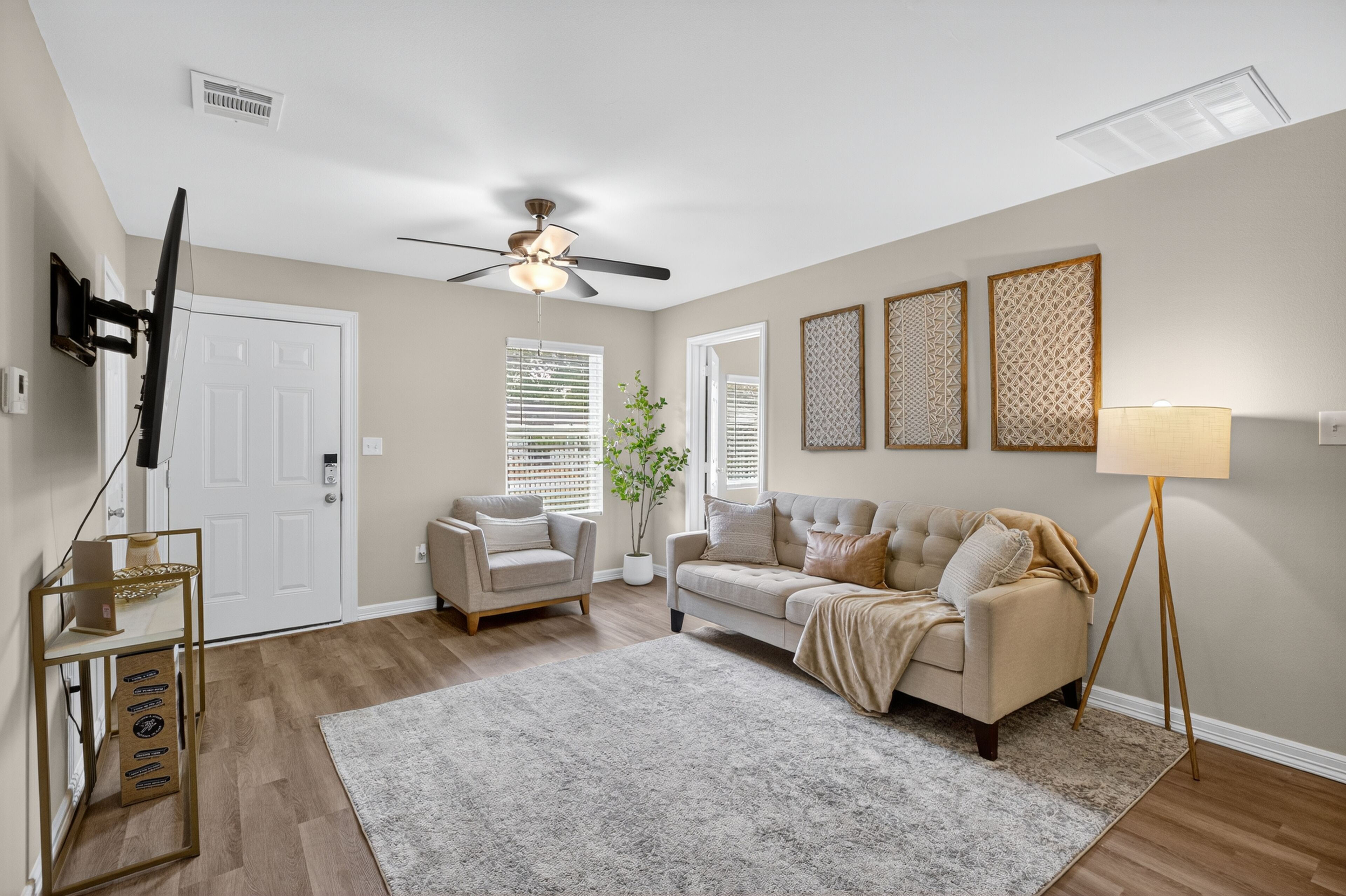 Stylish 4br/2ba Home In The Heart Of Houston; Sleeps 9, Modern Comfort & Charm - Pearland, TX
