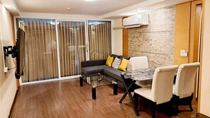 Condo, 3 Bedrooms, Accessible, Balcony | Living area