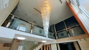 Condo, 5 Bedrooms, Accessible, Balcony | Interior