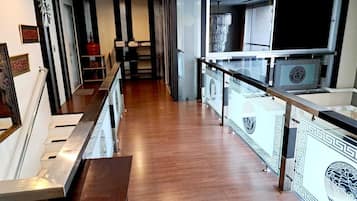 Condo, 5 Bedrooms, Accessible, Balcony | Interior