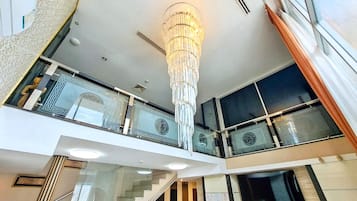 Condo, 5 Bedrooms, Accessible, Balcony | Interior
