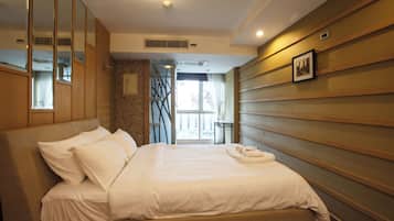 Condo, 2 Bedrooms, Accessible, Balcony