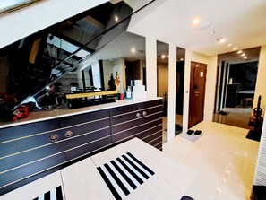 Condo, 5 Bedrooms, Accessible, Balcony | Lobby