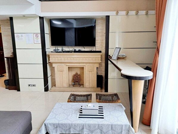 Condo, 5 Bedrooms, Accessible, Balcony | Interior