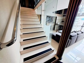 Condo, 5 Bedrooms, Accessible, Balcony | Interior