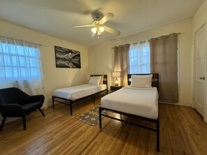 2 عدّة غرف نوم ومكواة/لوح كي وواي فاي مجانًا وملاءات أسرّة