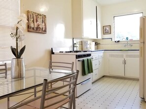 ثلاجة، ميكروويف، فرن، موقد طهي مسطح