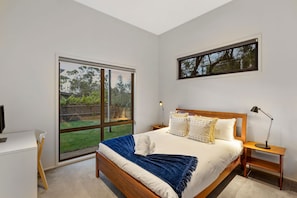 4 bedrooms, desk, iron/ironing board, WiFi - Idyllic Aireys Retreat - where ocean & hills meet (Aireys Inlet)