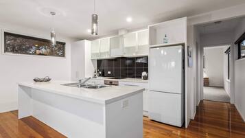 Frigorífic, microones, forn i placa de cuina