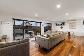 Een televisie en een kantoor