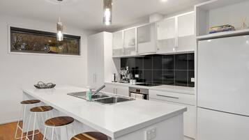 Frigorifero, microonde, forno, piano cottura