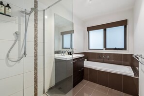 Shower, hair dryer, towels, shampoo - Idyllic Aireys Retreat - where ocean & hills meet (Aireys Inlet)