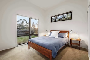 4 slaapkamers, een bureau, een strijkplank/strijkijzer, wifi