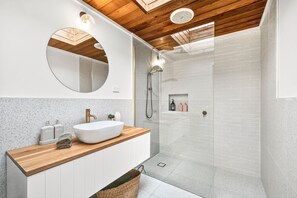 Chuveiro, secador de cabelo, toalhas de banho, shampoo