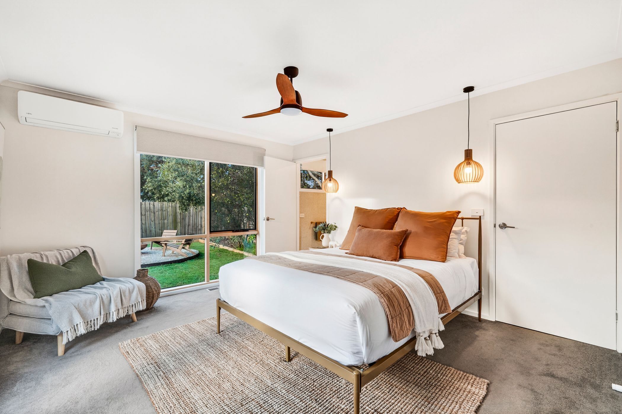 4 bedrooms, iron/ironing board, internet, bed sheets