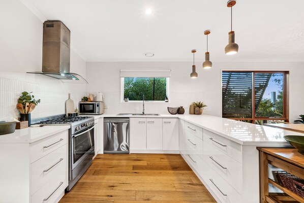 ثلاجة، ميكروويف، فرن، غسالة أطباق