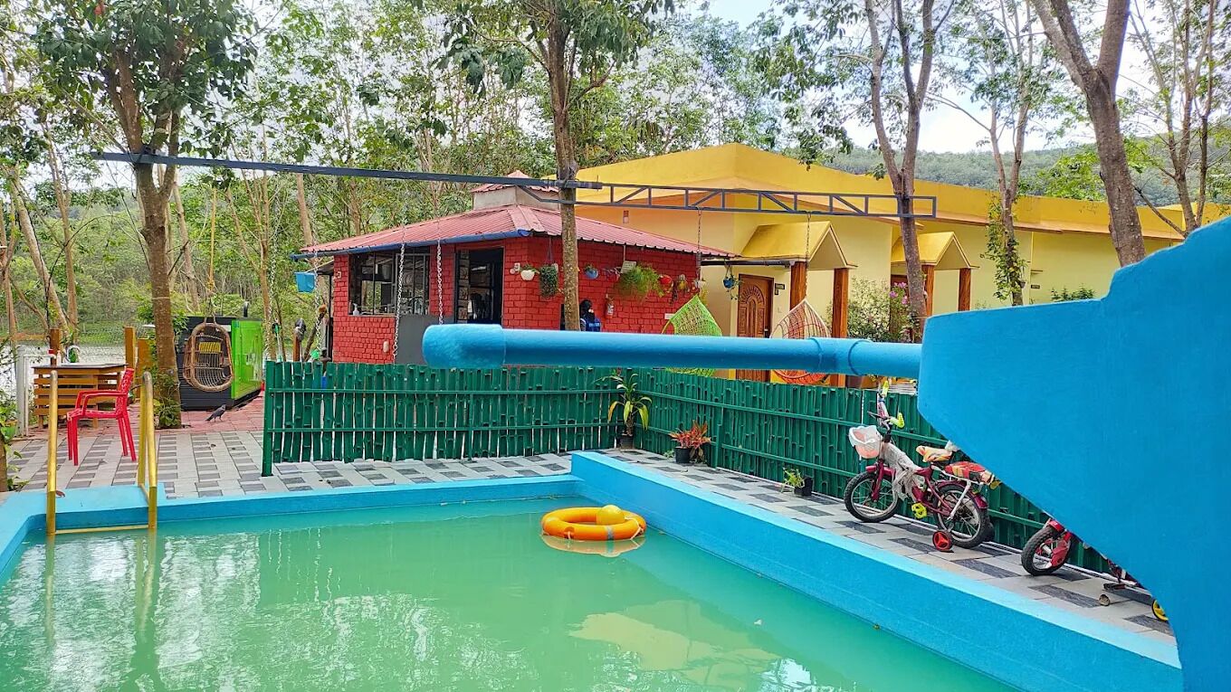 4 kolam renang indoor dan 4 kolam renang outdoor