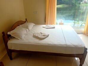 Deluxe Single Room, Partial Lake View | Desk, laptop workspace, iron/ironing board, free WiFi