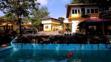 4 indoor pools, 4 outdoor pools