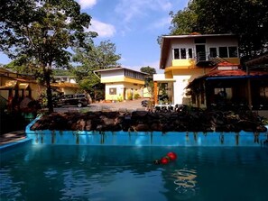 4 indoor pools, 4 outdoor pools