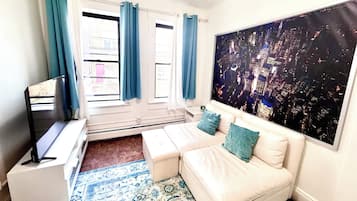 Smart-TV, Bücher, Videothek, Stereoanlage