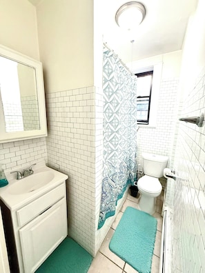 Hair dryer, towels, soap, shampoo - 7 Min to Times Square • Clean, Budget Apartment • Sleeps 4 (Union City)