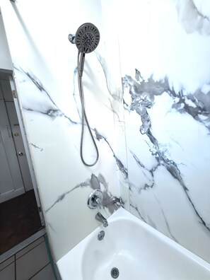 Hair dryer, towels, soap, shampoo - 7 Min to Times Square • Clean, Budget Apartment • Sleeps 4 (Union City)