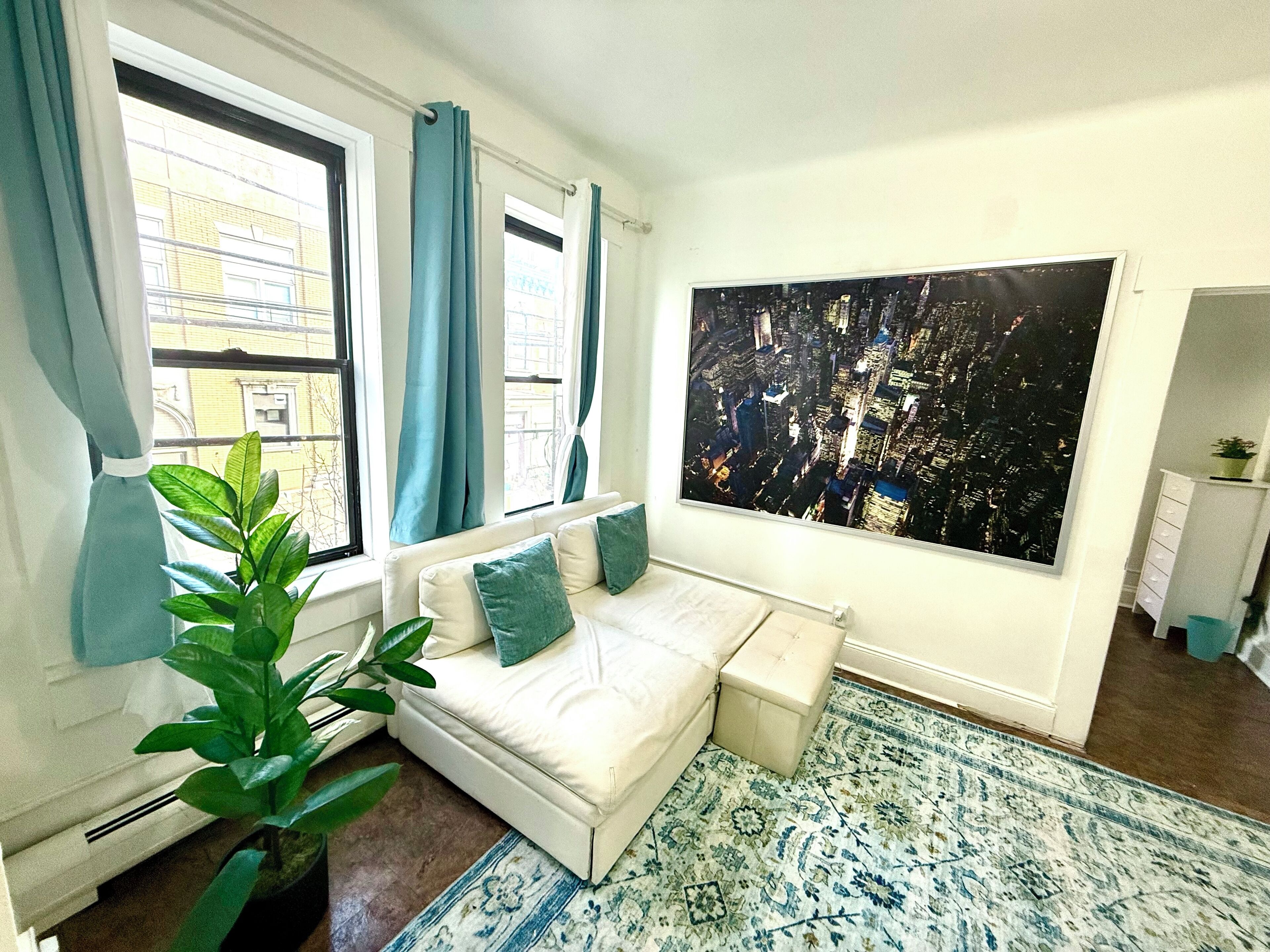 Smart-tv, boeken, een filmbibliotheek en een stereo