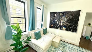 TV connectée, livres, vidéothèque, chaîne hi-fi