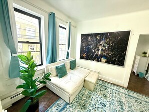 Älytelevisio, kirjoja, videokirjasto, stereot