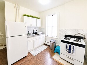 Fridge, microwave, oven, stovetop - 7 Min to Times Square • 1BR Near MetLife (Union City)