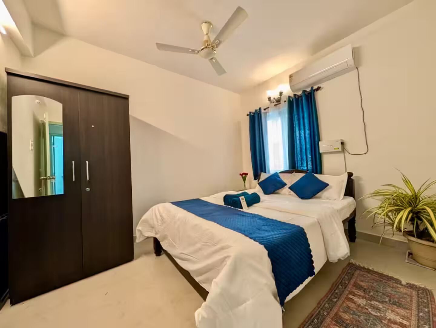 3 habitaciones, tabla de planchar con plancha, wifi y ropa de cama 