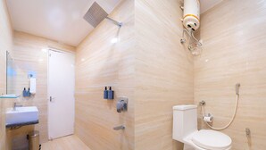 Une salle de bain moderne équipée d’une douche, de toilettes, d’un lavabo et d’une paroi en verre.