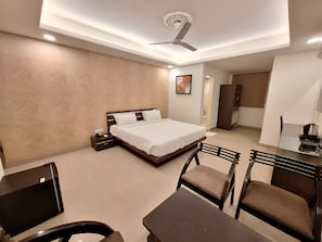 Premium kamer | Een bureau, gratis wifi