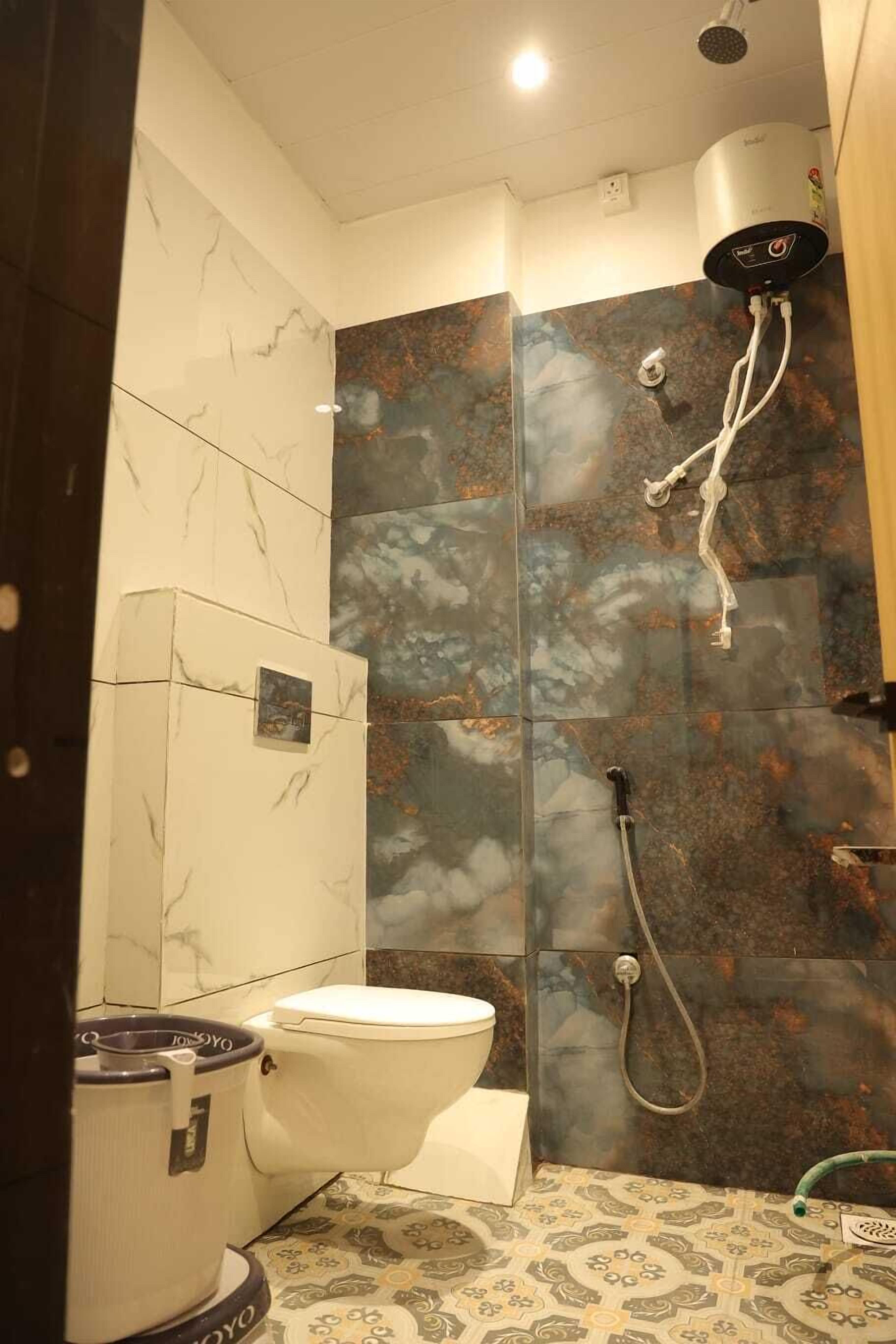 Towels, shampoo, toilet paper