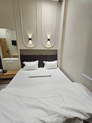 Deluxe Room | Free WiFi - Hotel Shree Ji Heritage (Ujjain)