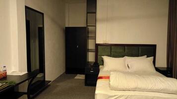 Deluxe Double Room, Balcony, Garden View | Bathroom | Bathtub, free toiletries, towels, soap
