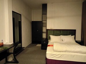 Deluxe Double Room, Balcony, Garden View | Bathroom | Bathtub, free toiletries, towels, soap