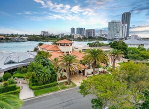 المنشأة من الخارج