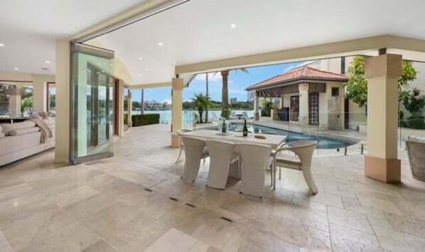 تناول الطعام بالخارج