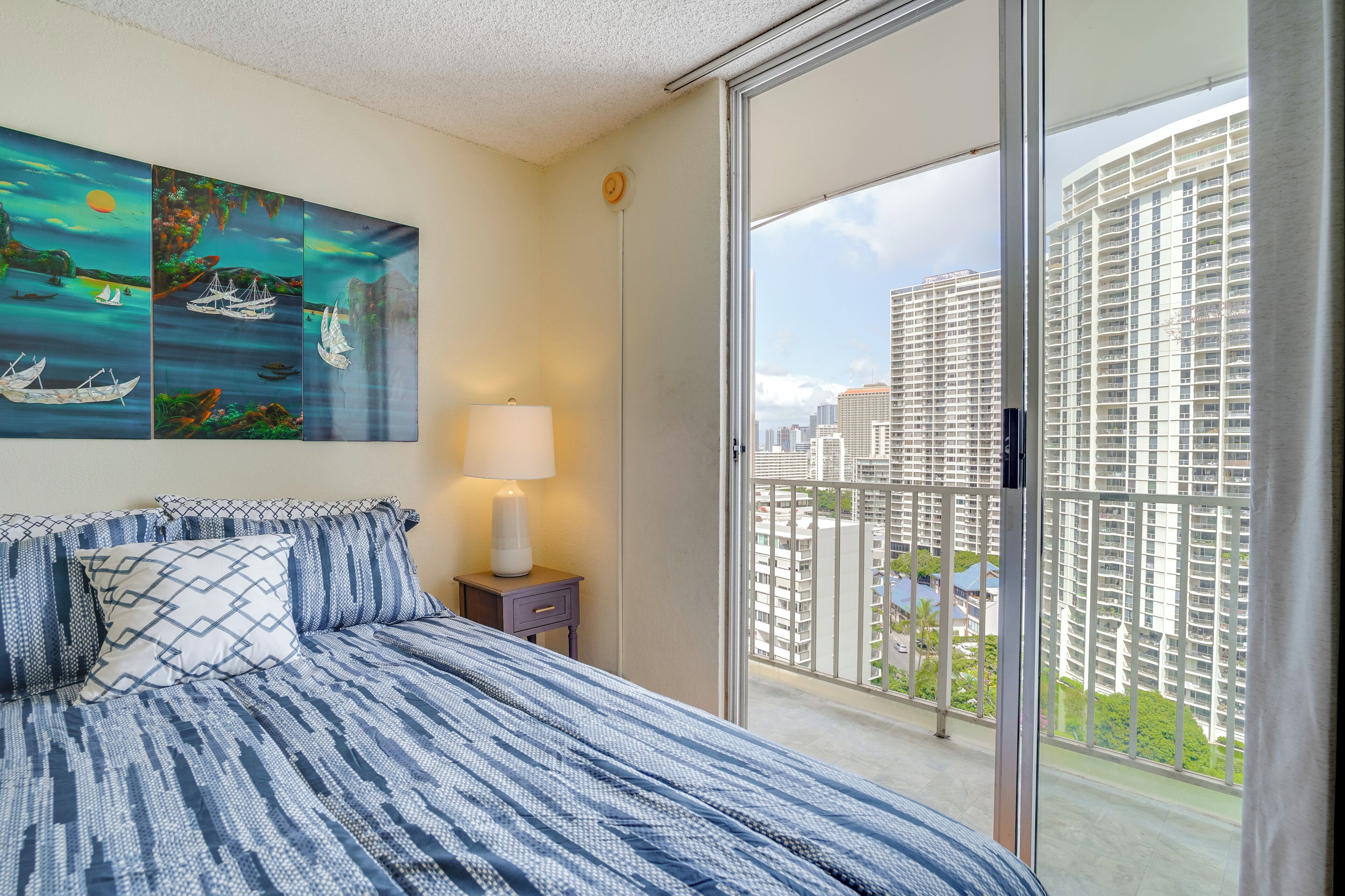 Strykejern/-brett, internettilgang og sengetøy