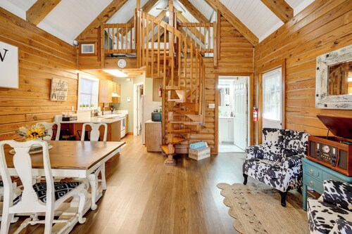 Lake Okeechobee Dockside Cabin w/ Pool Access