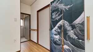 En gang med en traditionel japansk skydedør med et bølgemønster.