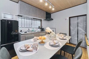 Dining - Inuyama Castle within 10 minutes/80-inch movie theater/free parking/6 beds + 1 sofa bed/83 sq.m./Up to 10 guests/mono rental/coffee maker available (犬山市橋爪花ノ木)