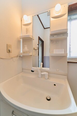 Haartrockner, Bidet, Handtücher, Seife