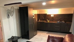Um espaço compacto para relaxar, com cozinha compacta, área de jantar e espaço de estar.